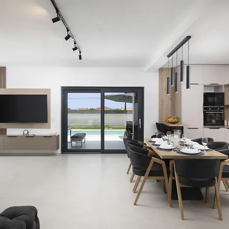Feriehus Del Sol Bei Fazana Mit Privatem Pool By Interhome Valbandon
