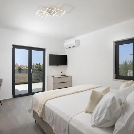 Del Sol Bei Fazana Mit Privatem Pool By Interhome Vikendica