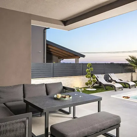 Vikendica Del Sol Bei Fazana Mit Privatem Pool By Interhome Valbandon
